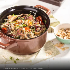 caçarola de cerâmica cobre servindo uma refeição