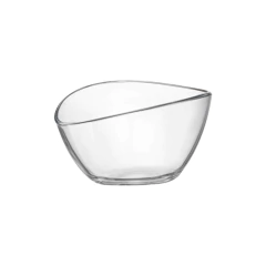 uma taça de sobremesa de vidro