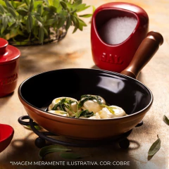 frigideira de cerâmica servindo uma refeição 