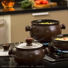 caçarolas de cerâmica em cima de um fogão