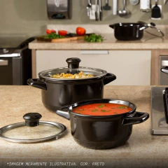 caçarolas de cerâmica pretas servindo uma refeição