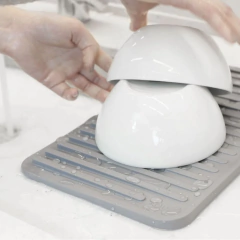 mulher colocando bowl branco redondo em cima para secar