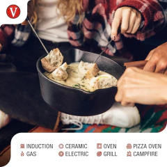 Pessoa segurando uma panela de ferro fundido esmaltado com pedaços de pão dentro, pronta para cozinhar ou servir.