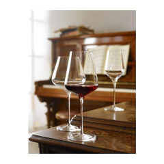 três taças de cristal em cima de uma mesa