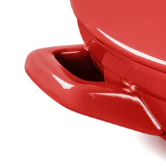 alça de cerâmica que auxilia no manuseio da frigideira do lado oposto cabo de cerâmica