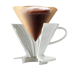 Coador V60 Hario em cerâmica branca com filtro e café preparado