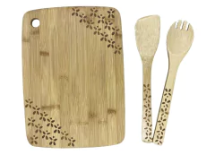 jogo com uma espatula , um garfo e uma tábua de madeira com detalhes de florzinhas