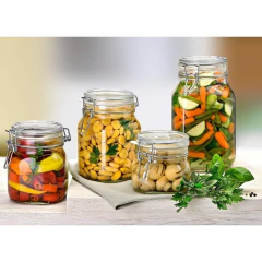 vários potes de vidro com tampa hermético com trava de metal com frutas dentros