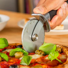 Cortador de Pizza Profissional Lâmina Inox Preto Onix KitchenAid - comprar online