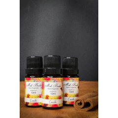 Frascos de essência de canela Mels Brushes de 10ml em uma superfície de madeira.