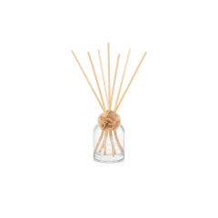 frasco de vidro transparente difusor de aromar cereja e avelã com varetas e detalhe de flor com tecido dourado no gargalo
