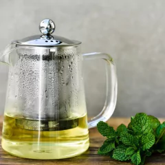 bule de vidro com cá dentro