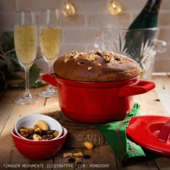 caçarola de cerâmica servindo uma refeição acompanhado de duas taças de espumante