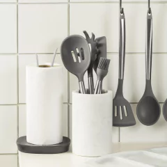 untensílios de silicone com cabo inox pendurados e dentro de um porta untensílios 