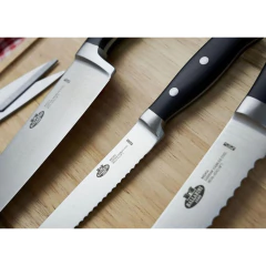 diversas facas da ballarini posicionadas lado à lado