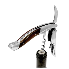 um saca-rolhas de dois estágios de aço inox com acabamento em madeira da marca italiana Legnoart, abrindo uma garrafa de vinho