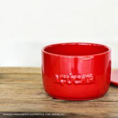 Açucareiro de cerâmica vermelho da marca Ceraflame Gourmet, em uma superfície de madeira.