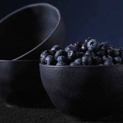 três bowl de stoneware grafite fosco com blueberry dentro de um deles
