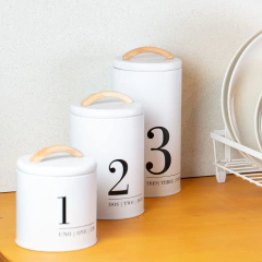 potes latas número um, dois e três lado à lado brancos