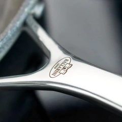 gravação da marca ballarini no cabo de inox perto da junção do cabo com a frigideira 