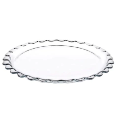 Prato de bolo de vidro transparente com borda ondulada, medindo 26,4 cm de diâmetro.