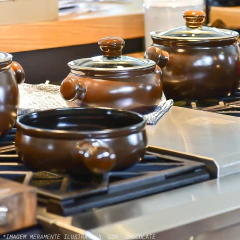 caçarolas de cerâmica em cima de um fogão e bancada