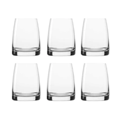 copo redondo de cristal com o diâmetro da boca menor que a base