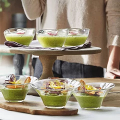 varias taças de vidro com deliciosas sobremesas sobre uma bancada