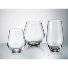 três copos de tamanhos diferentes de copos