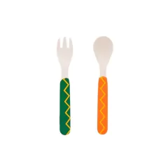 uma colher branca infantil com o cabo listrado laranja e amarelo e um garfo branco infantil com o cabo listrado verde e amarelo