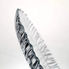 Prato de bolo transparente com borda decorativa, ideal para servir sobremesas.
