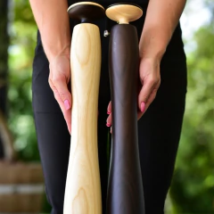 uma pessoa segurando dois moedores para sal ou pimenta, modelos com 50cm de altura feitos em madeira da marca Legnoart, importados da Itália