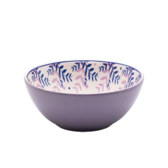 bowl de porcelana com o exterior lilás e interior branco com desenhos de galho azul e lilás
