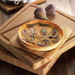 torta em cima de uma tábua de corte de madeira com frizo