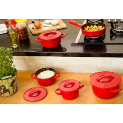 jogo de caçarolas em cima de uma bancada