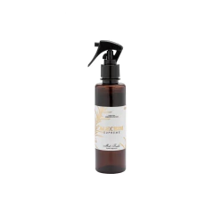 Frasco âmbar com home spray de ambientes e água de tecidos aroma alecrim, da marca Mels Brushes sobre fundo branco. 