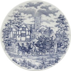 Tigela de cerâmica Biona com cena inglesa, apresentando uma carroça puxada por cavalos e casas típicas em fundo azul e branco.
