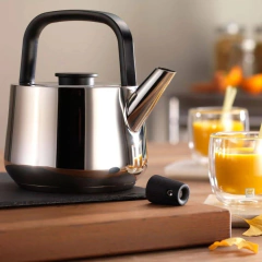 frigideira com tampa  de aço inox e alça, pegador da tampa e bico de material sintético preto, gravada com a marca na parte superior da chaleira