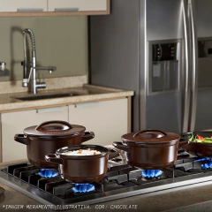 panelas de cerâmica chocolate em cima de um fogão à gás