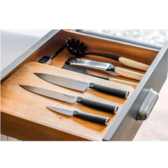 Conjunto de facas de aço japonês em uma gaveta de cozinha, incluindo facas de diferentes tamanhos e utensílios de cozinha.
