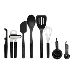 Conjunto de utensílios de cozinha KitchenAid na cor preta, composto por 15 peças, incluindo espátula, colher, batedor fouet, abridor de latas, descascador e medidores.