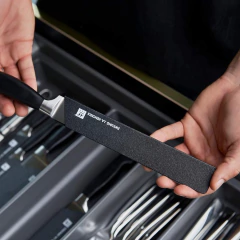 homem mostrando uma bainha protegendo uma faca