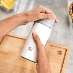 garrafa térmica de infusão branca / cinza com a marca gravada no inferior da garrafa