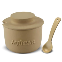 Açucareiro de cerâmica ocre opaco com colher, com a palavra "AÇÚCAR" em relevo, marca ceraflame