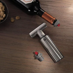 bomba em forma de T para vinhos, mateiral aço inox e gravado com a marca do produto