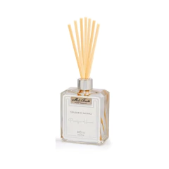 Frasco transparente de difusor para ambientes de aroma Pacific House com varetas, da marca Mels Brushes, imagem com fundo branco.