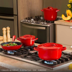 panelas vermelhas distribuídas em cima de um fogão à gás