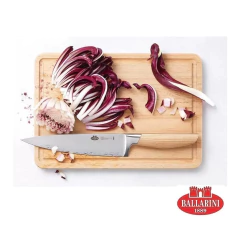 cebola fatiada e faca em cima da tábua de madeira retangular