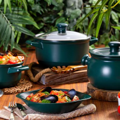 caçarola e prato assadeira de cerâmica matte / verde em cima de uma mesa