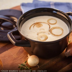caçarola redonda de cerâmica servindo uma refeição